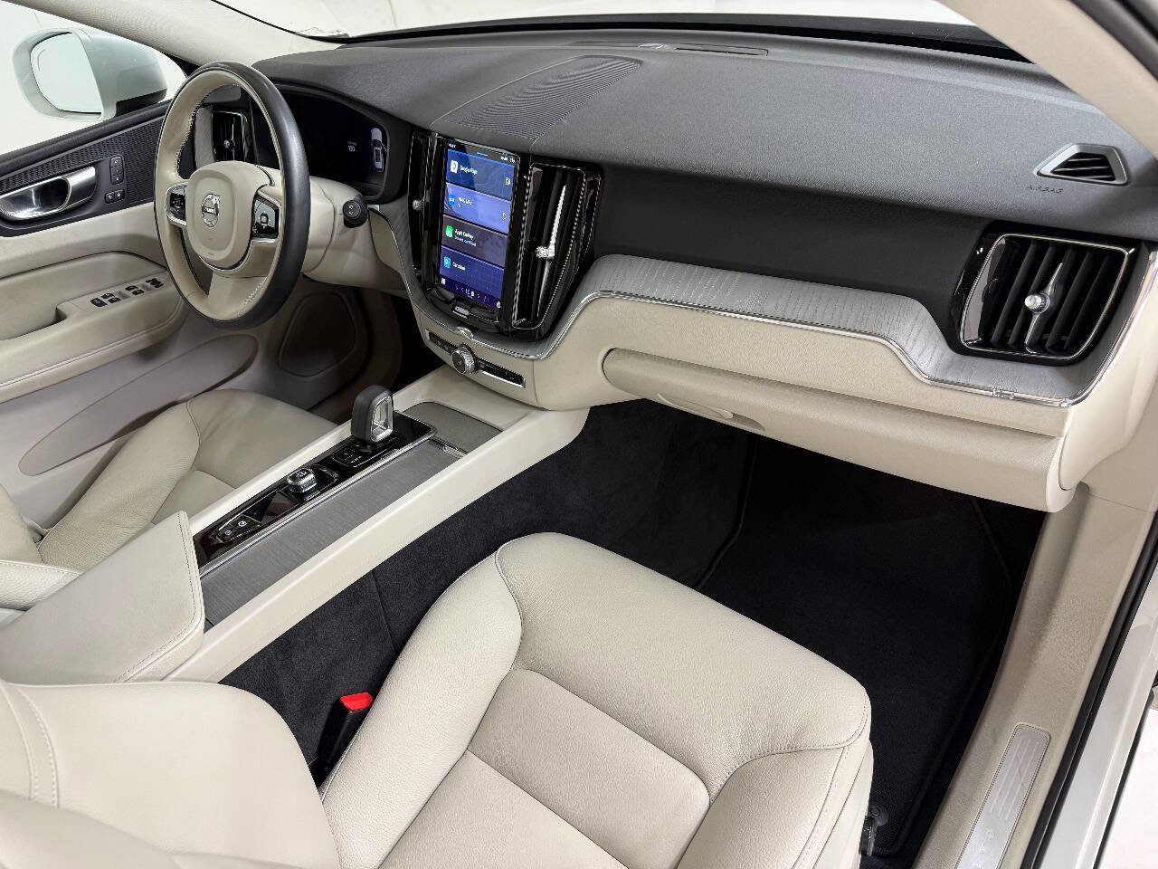 Used 2023 Volvo XC60 B5 Plus AWD/4WD image 33