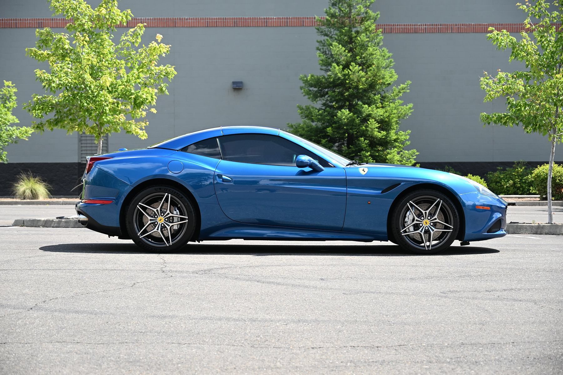 Used 2015 Ferrari California T RWD image 4
