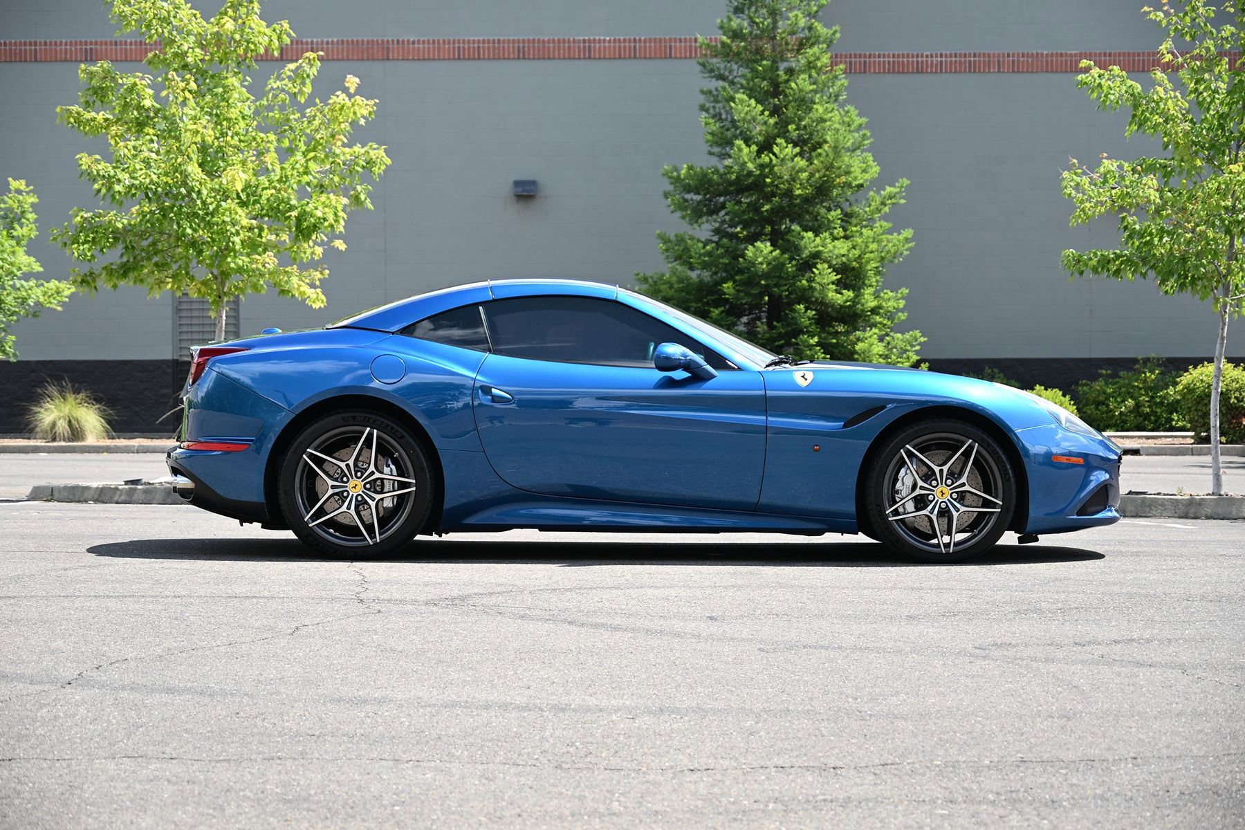 Used 2015 Ferrari California T RWD image 4