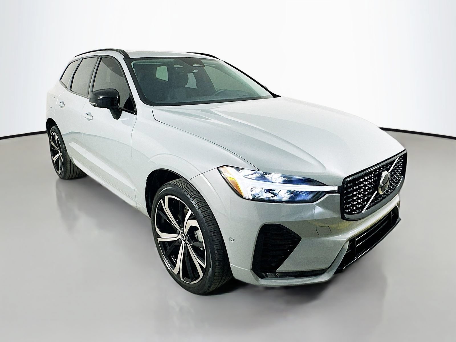 Used 2024 Volvo XC60 B5 Ultimate w/ Protection Package Premier AWD/4WD image 3