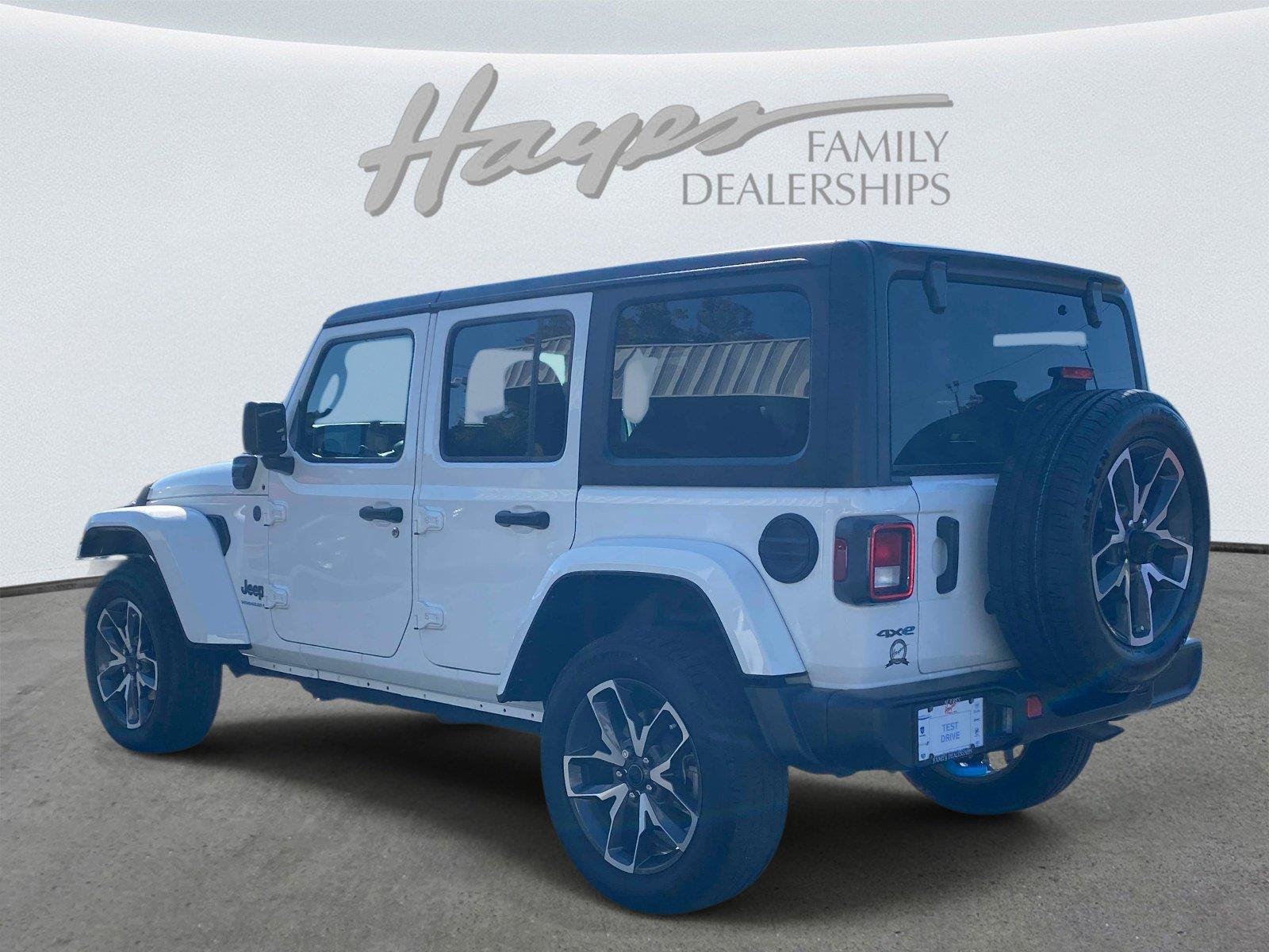Used 2024 Jeep Wrangler Unlimited w/ Convenience Group AWD/4WD image 7