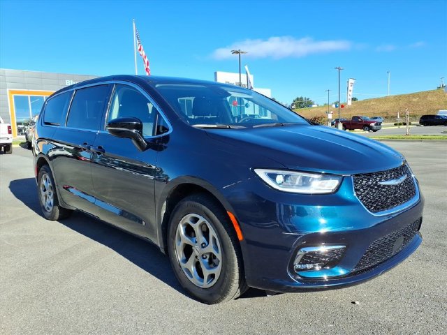 Used 2024 Chrysler Pacifica Limited w/ Uconnect Theater Family Group