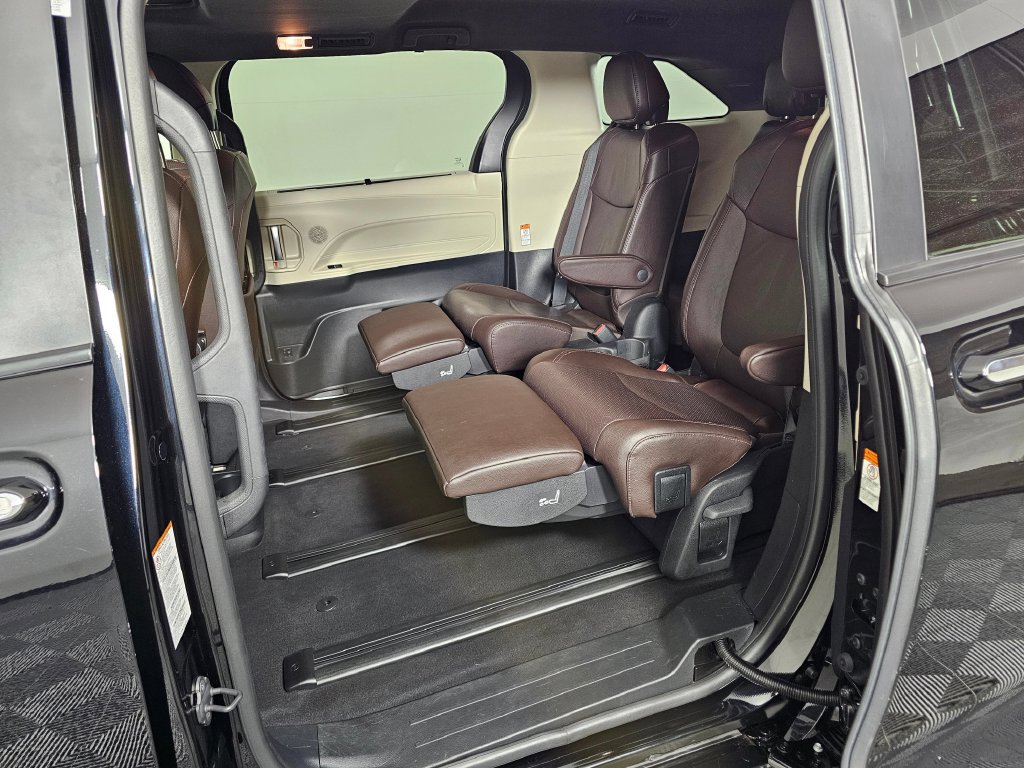 Used 2022 Toyota Sienna Platinum AWD/4WD image 16