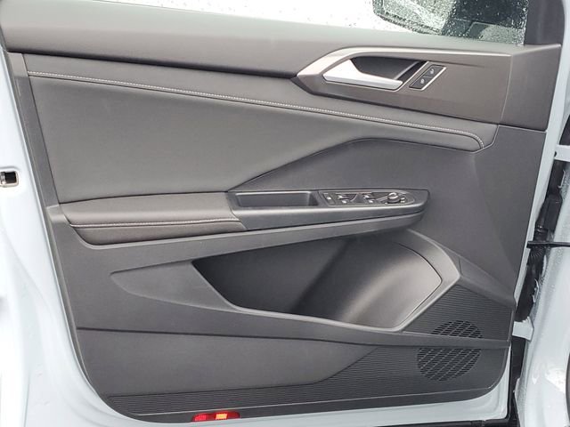 New 2026 Volkswagen Taos SE image 9