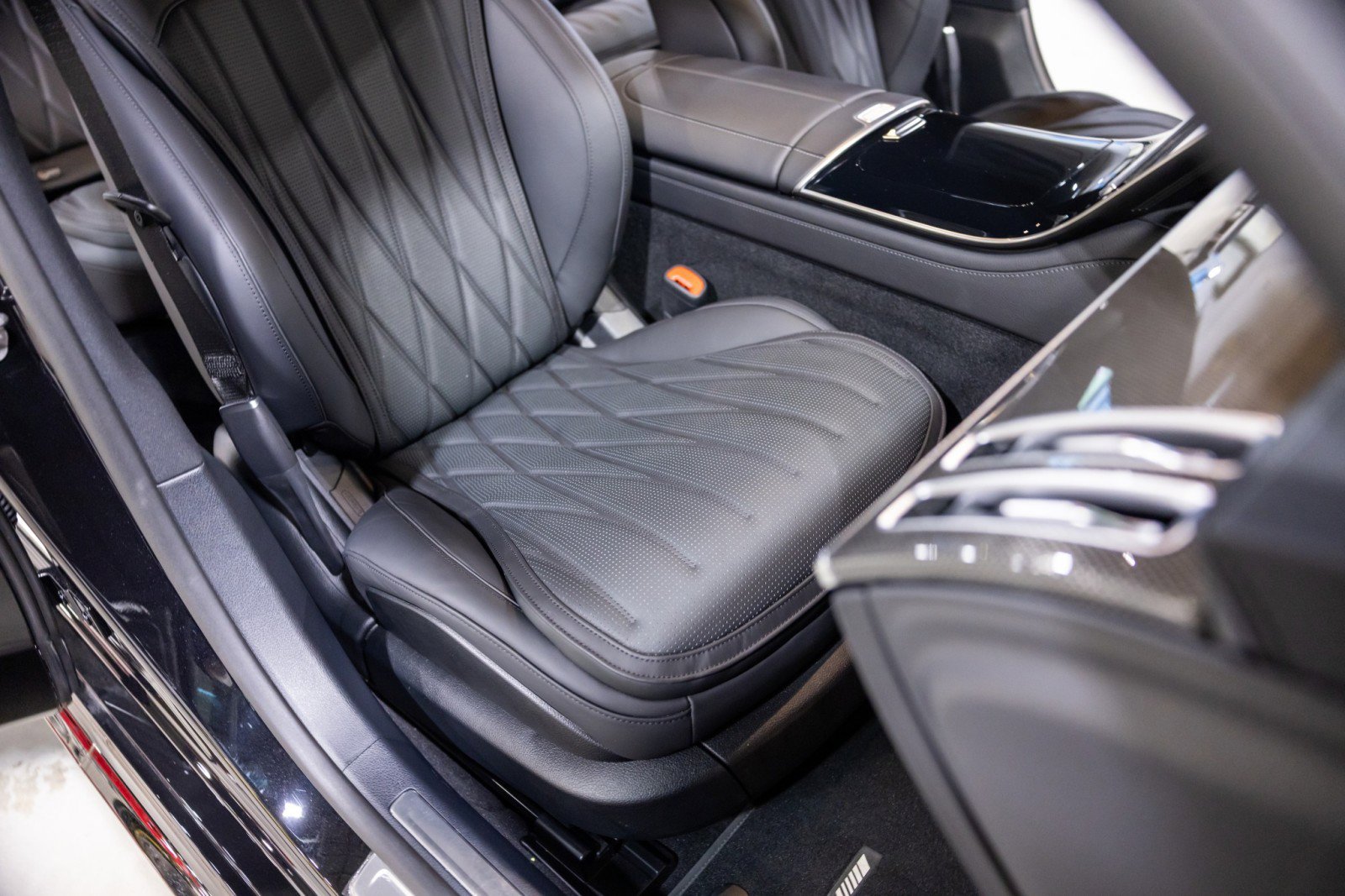 Used 2024 Mercedes-Benz S 63 AMG S w/ AMG Night Package image 33