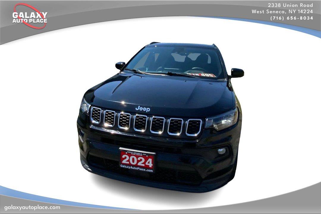Used 2024 Jeep Compass Latitude AWD/4WD image 2