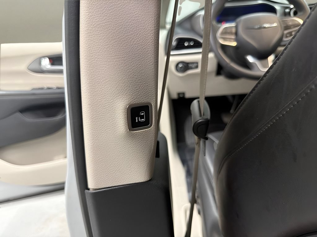 Used 2023 Chrysler Pacifica Touring-L FWD image 20