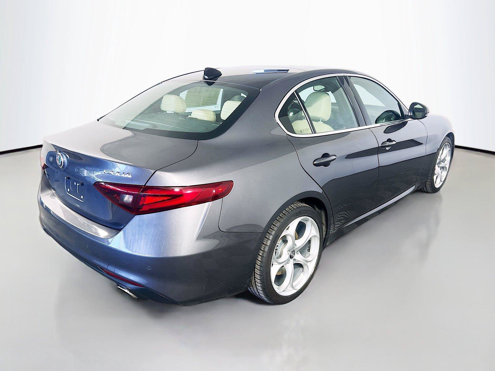 Used 2023 Alfa Romeo Giulia AWD w/ Quick Order Package 22X Lusso image 7