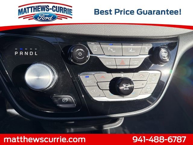 Used 2025 Chrysler Pacifica Select image 19