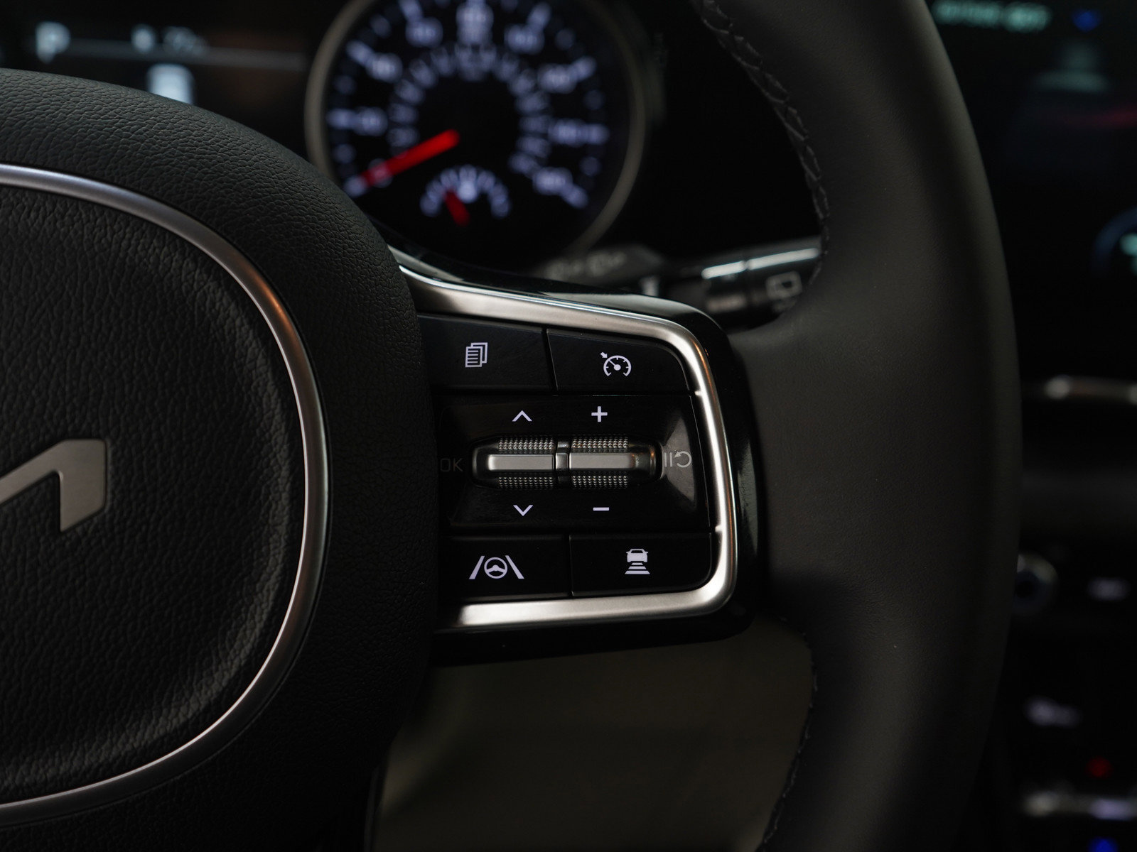 Used 2024 Kia Carnival EX image 32