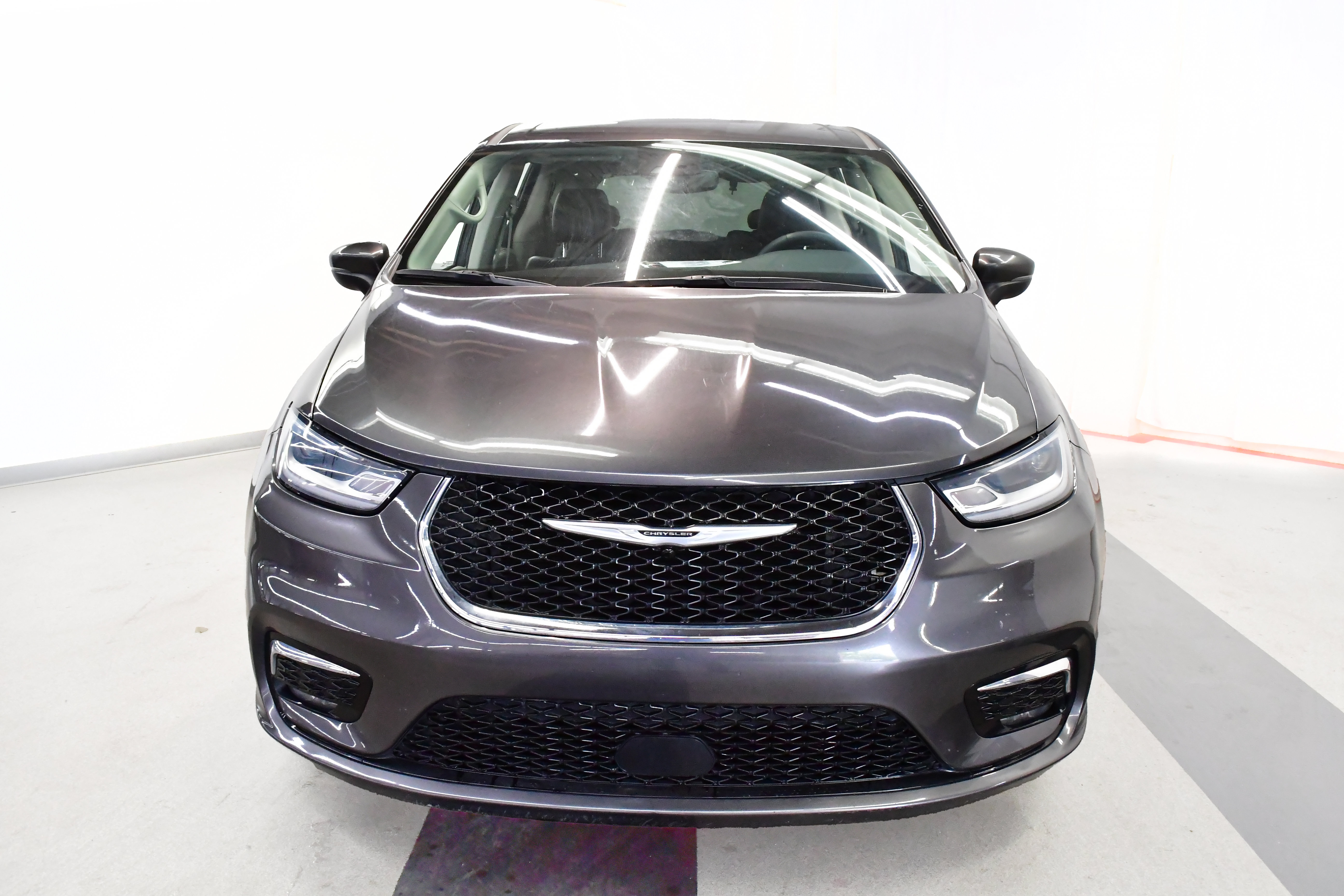 Used 2023 Chrysler Pacifica Touring-L FWD image 3