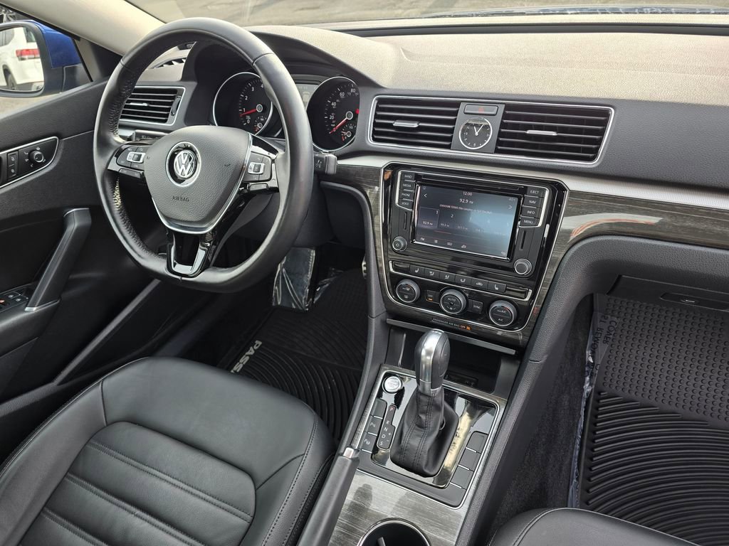 Used 2016 Volkswagen Passat 3.6 SEL Premium image 11