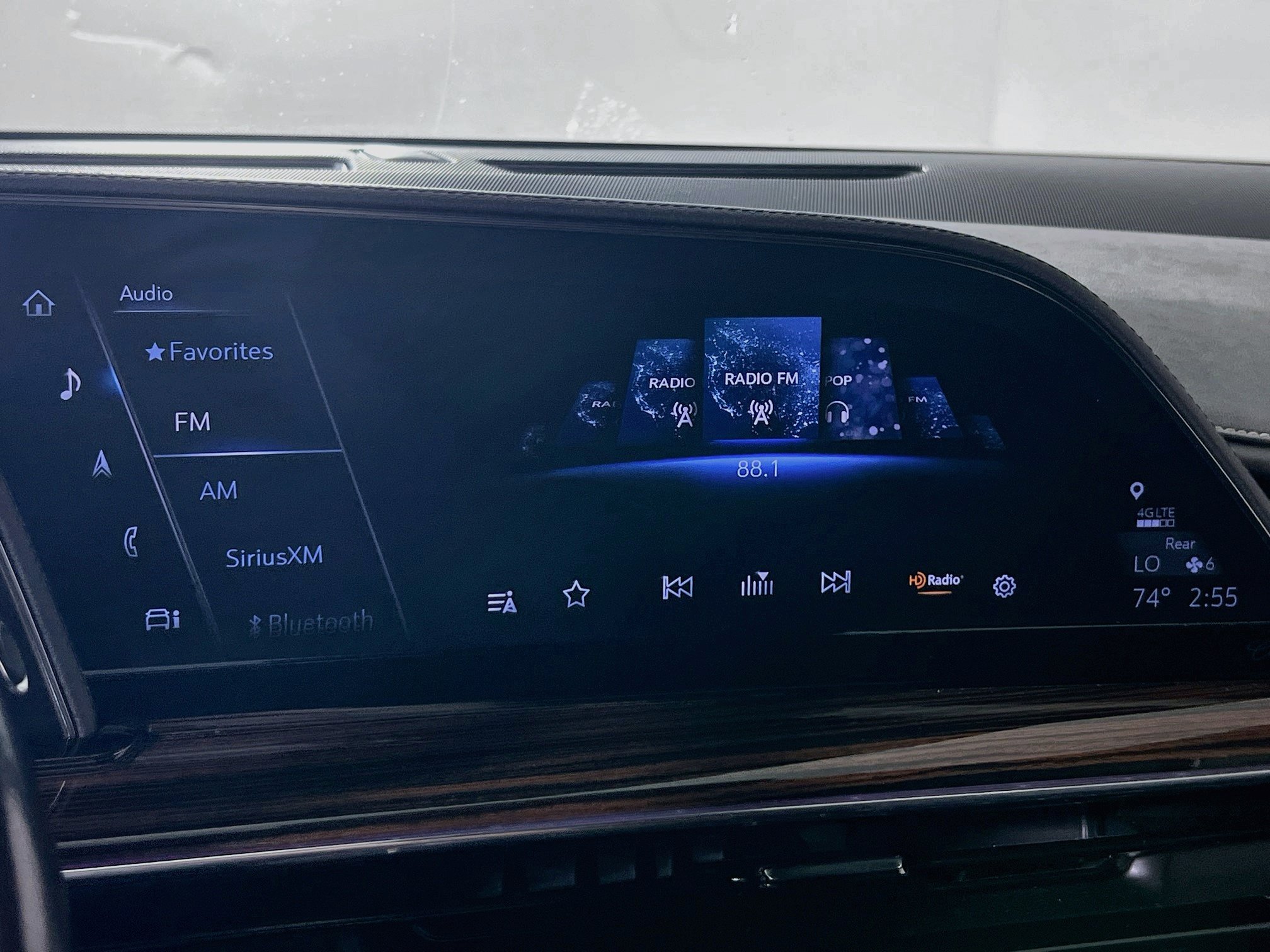 Used 2022 Cadillac Escalade Luxury w/ LPO, Illumination Package AWD/4WD image 15