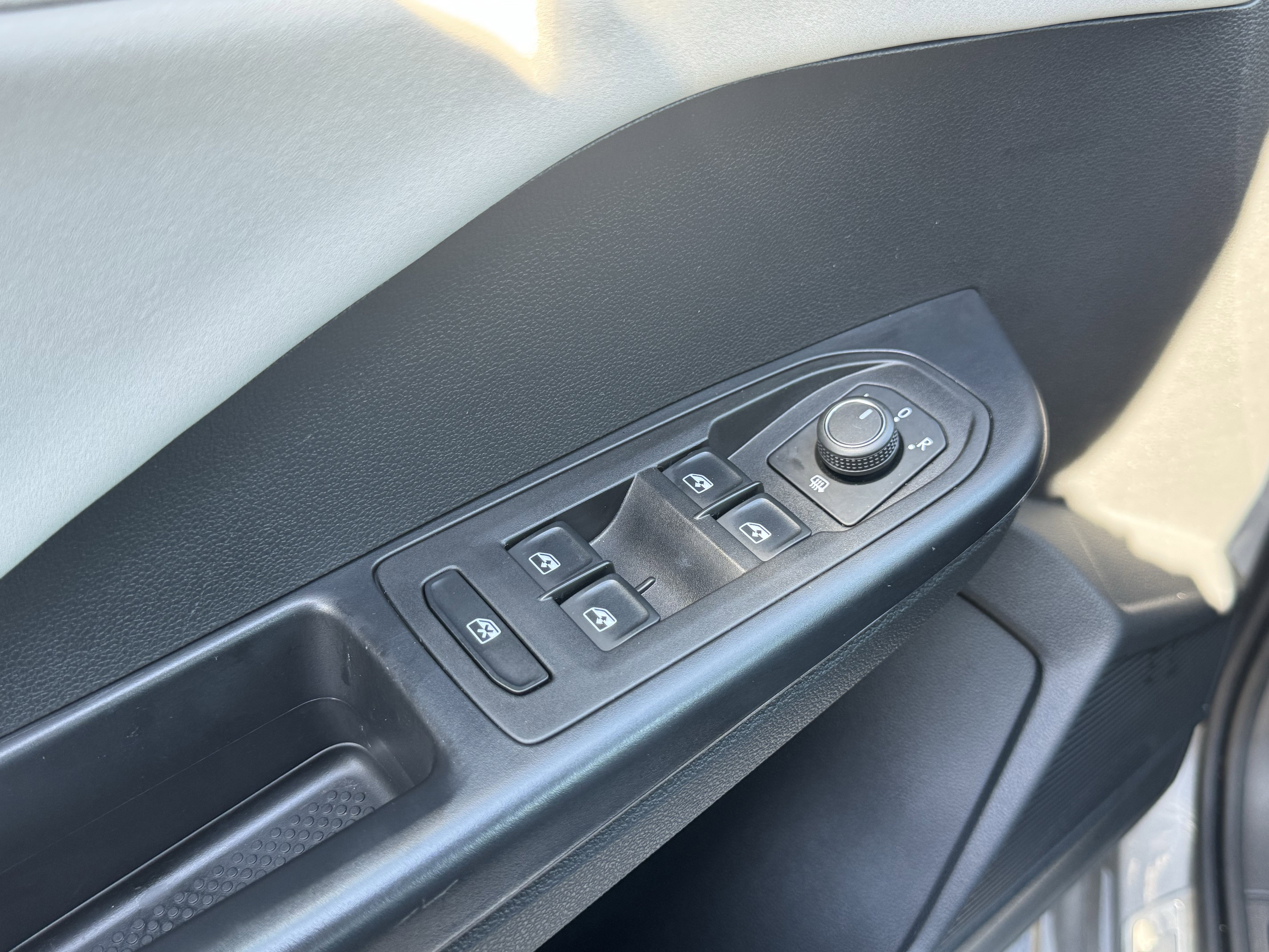 Used 2025 Volkswagen Taos SE image 14