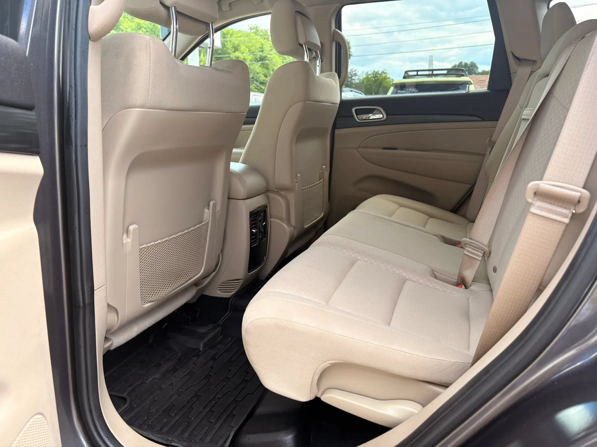 Used 2019 Jeep Grand Cherokee Laredo AWD/4WD image 14