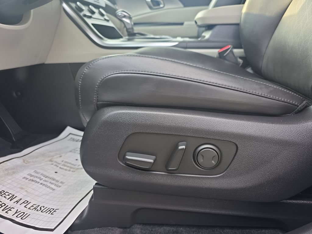 Used 2023 Kia Carnival LX FWD image 17