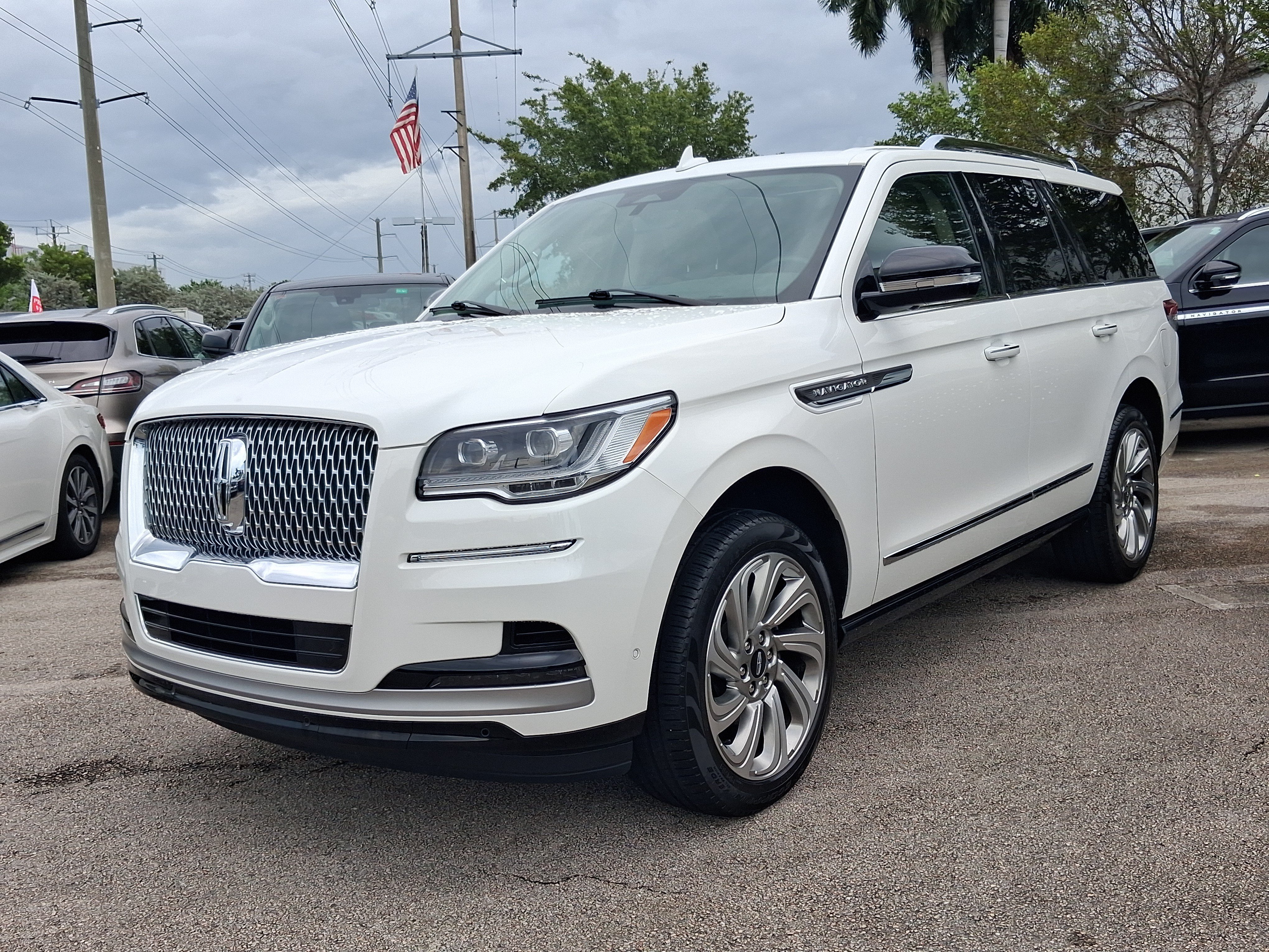 Certified 2024 Lincoln Navigator Premiere AWD/4WD image 2