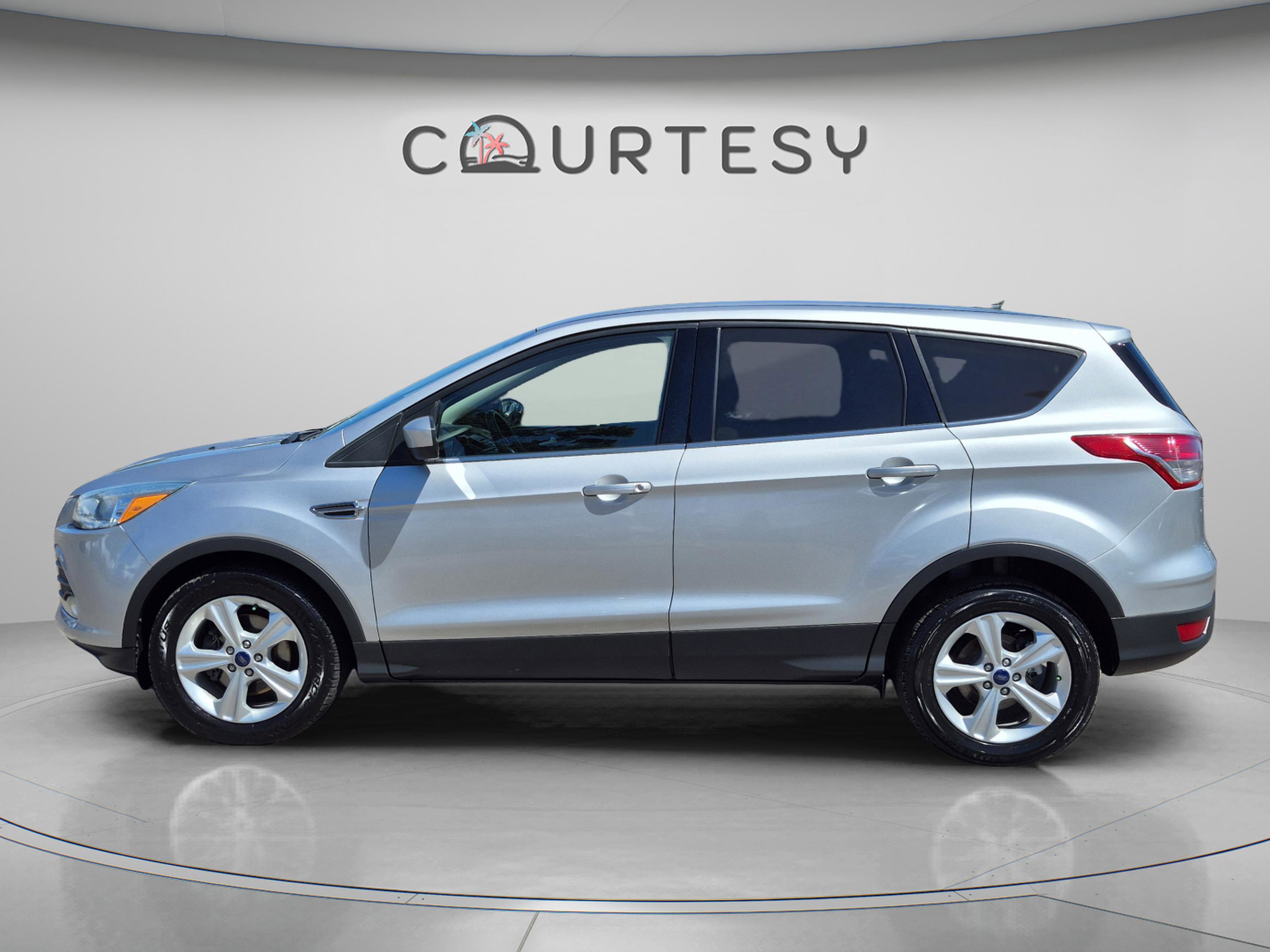 Used 2015 Ford Escape SE FWD image 2