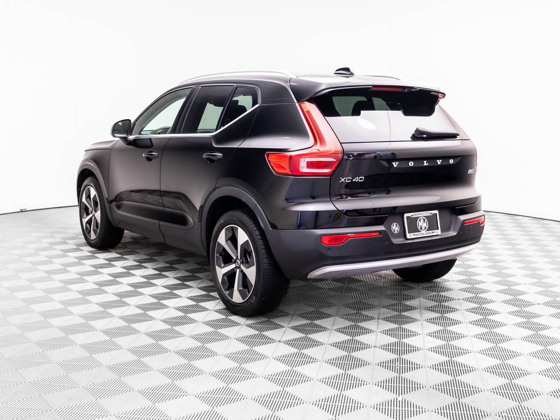 Used 2023 Volvo XC40 B5 Plus w/ Protection Package Premier AWD/4WD image 3