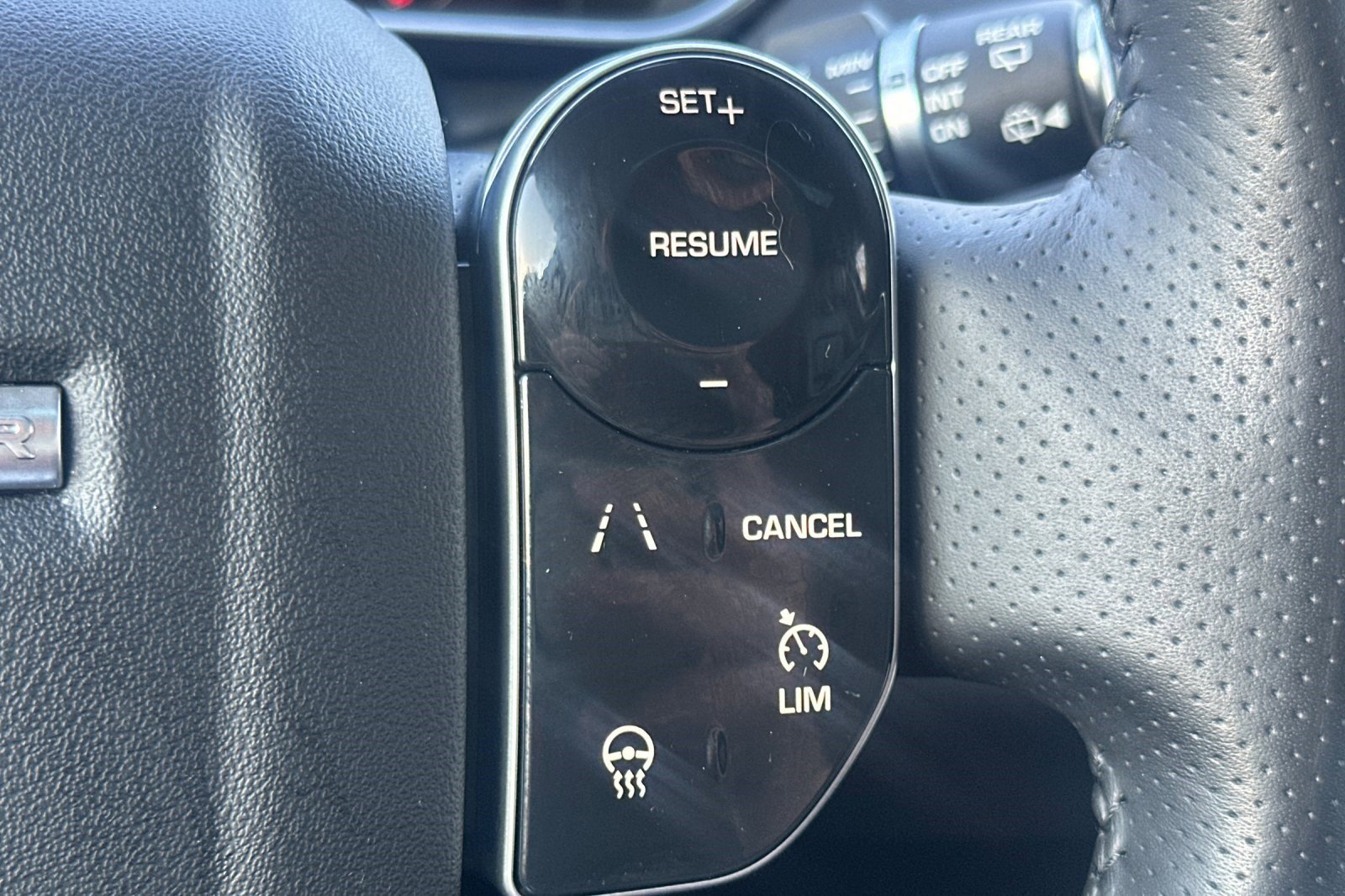 Used 2020 Land Rover Range Rover Sport HSE image 32