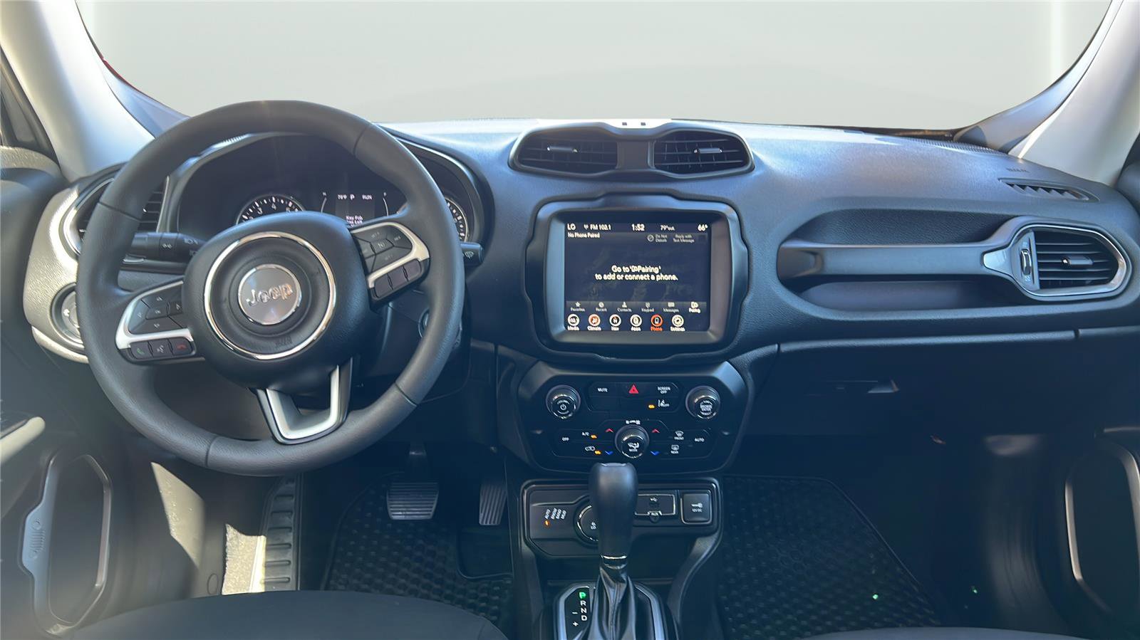 Used 2023 Jeep Renegade Latitude w/ Sun & Fun Group AWD/4WD image 9