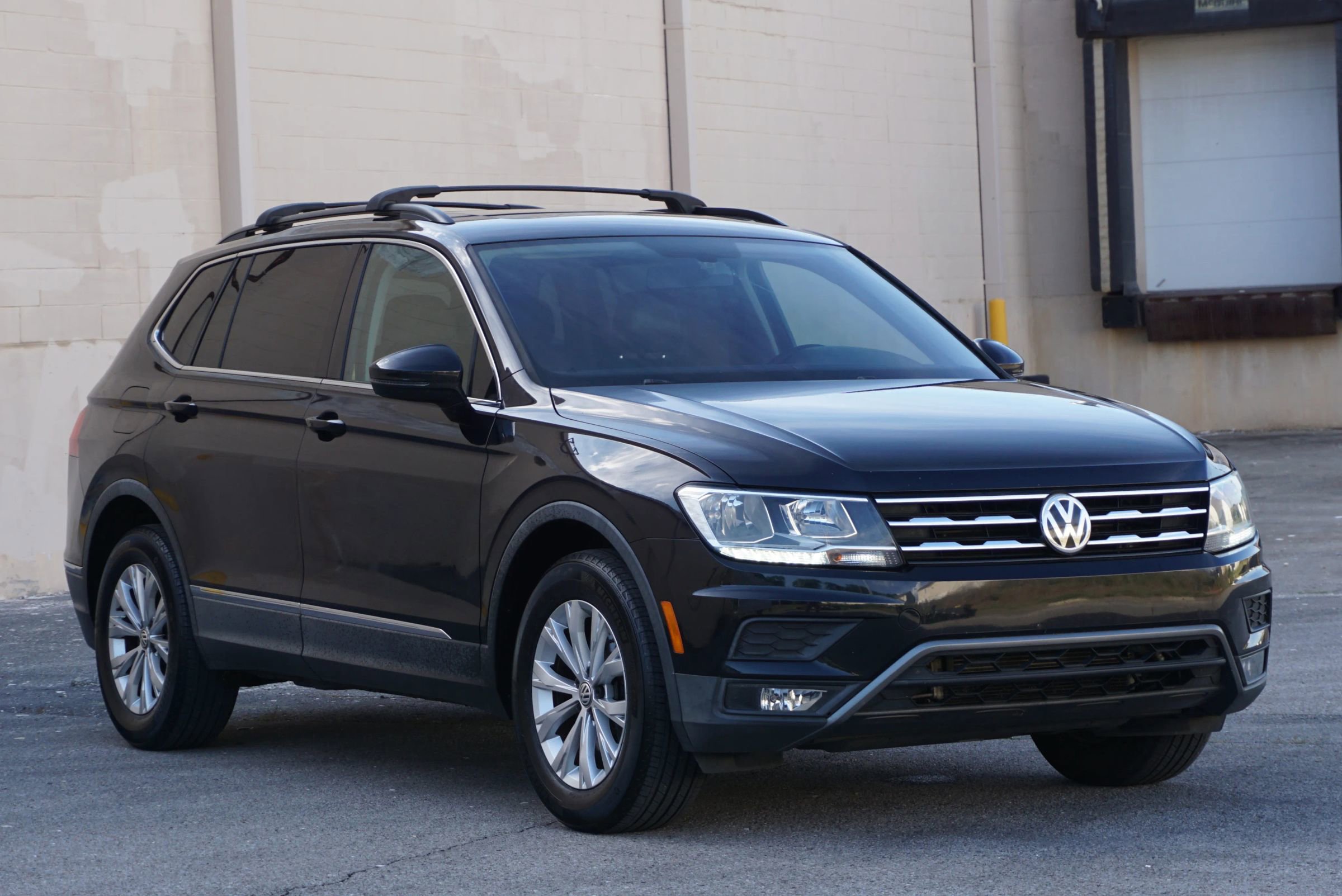 Used 2018 Volkswagen Tiguan SE w/ Panoramic Sunroof Package FWD image 3