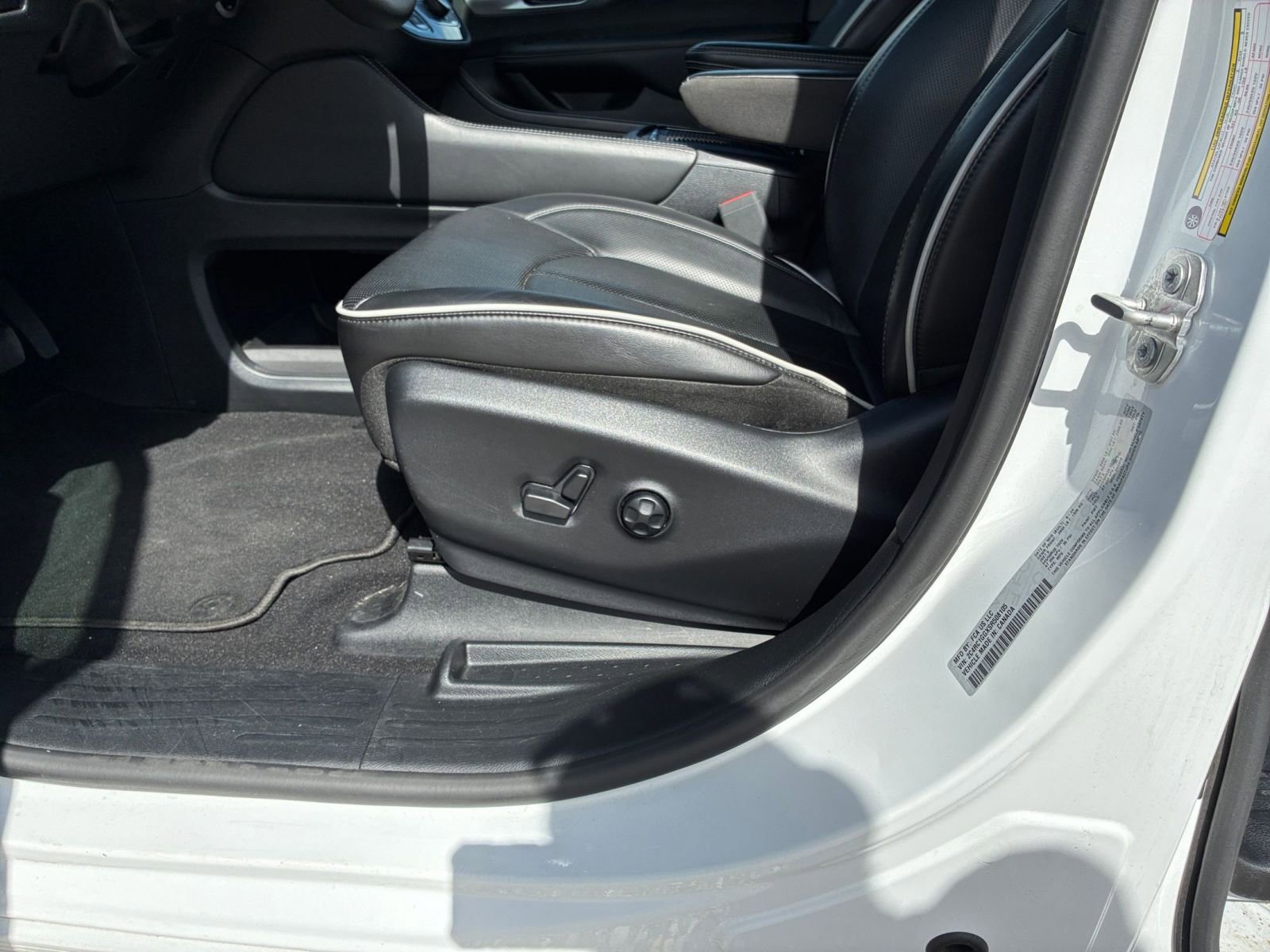 Used 2025 Chrysler Pacifica Limited image 19