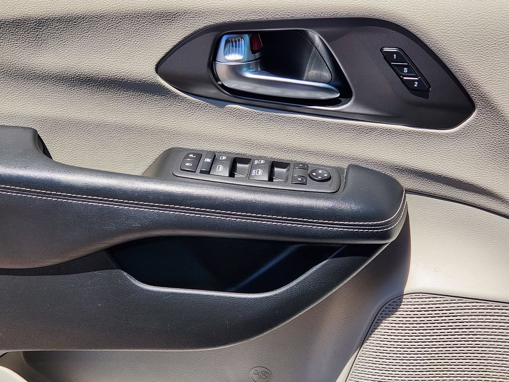 Used 2022 Chrysler Pacifica Touring-L FWD image 13