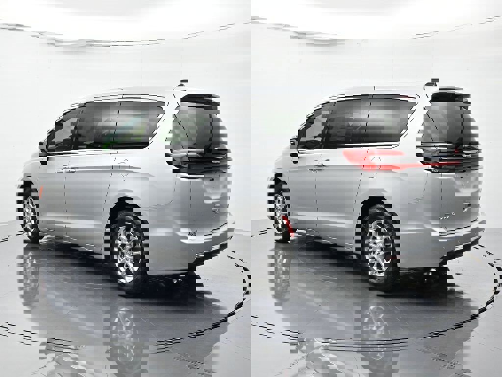 New 2026 Chrysler Pacifica Select image 7