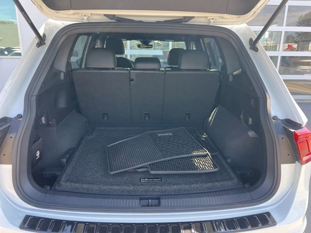 Certified 2023 Volkswagen Tiguan SE R-Line image 35