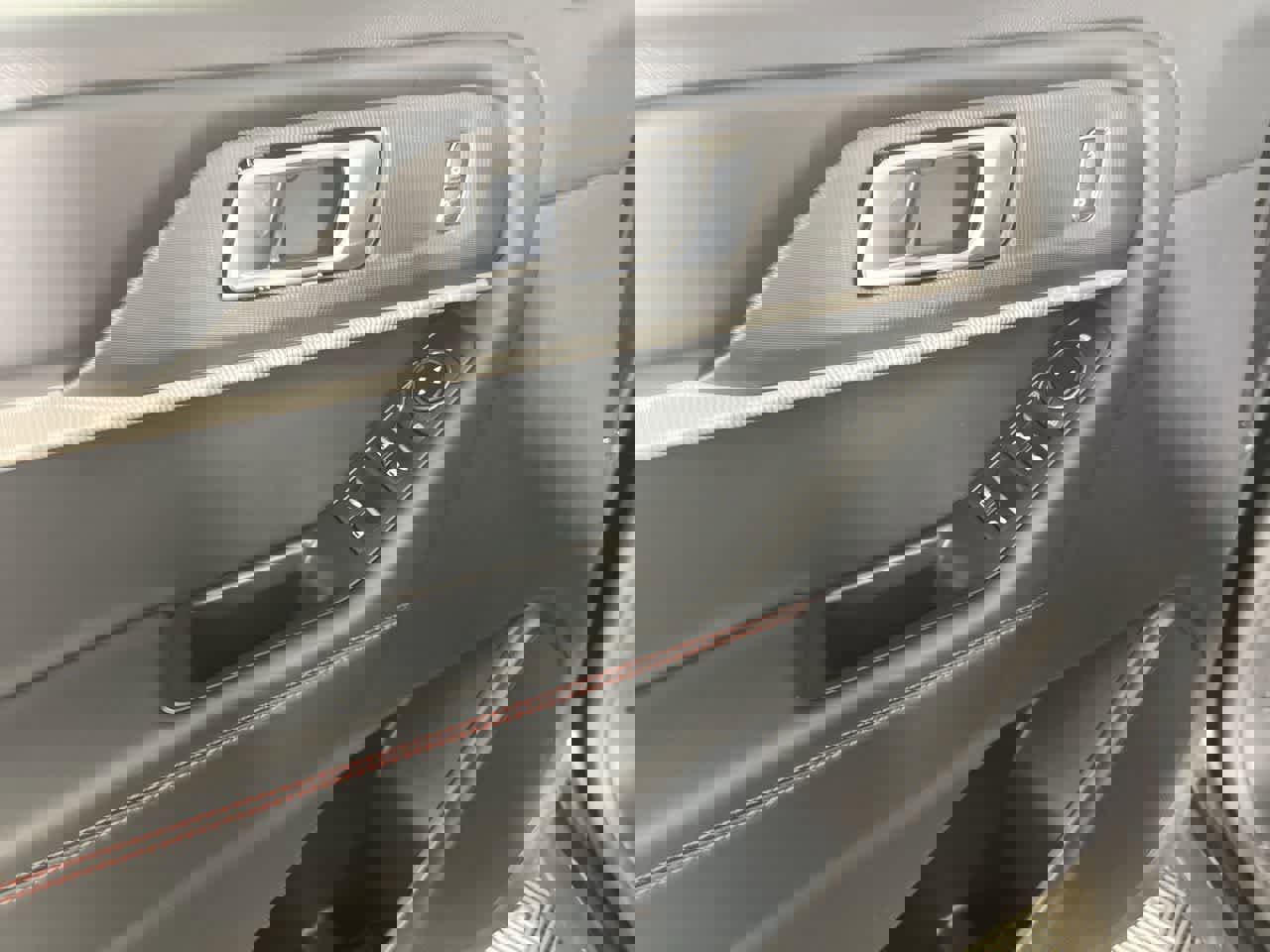 Used 2025 Ford Explorer ST-Line image 13