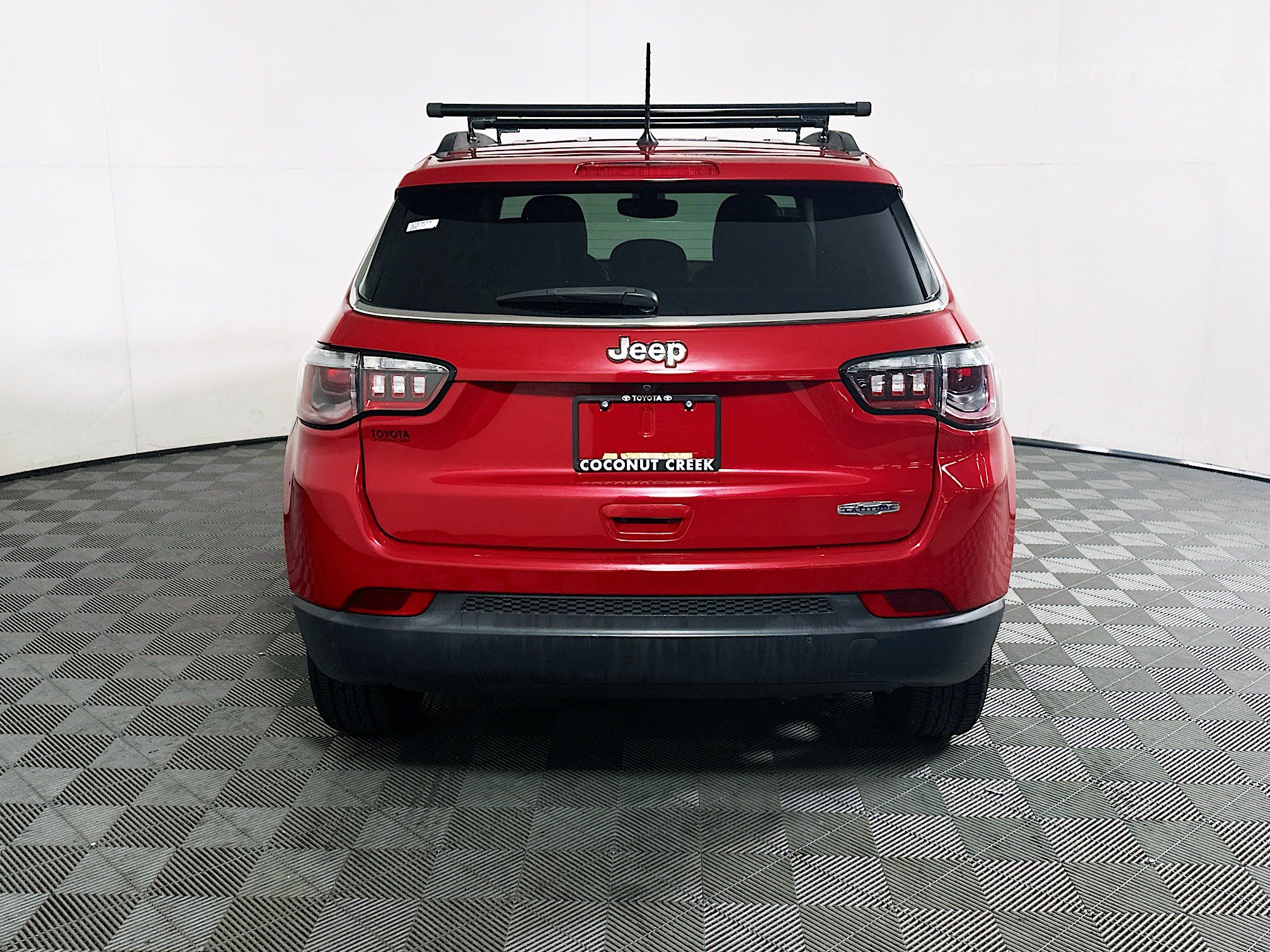 Used 2018 Jeep Compass Latitude FWD image 4