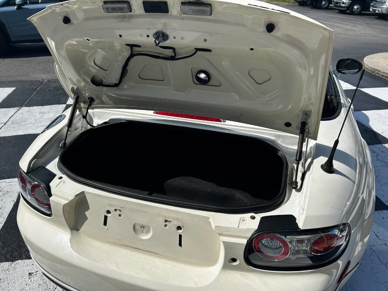 Used 2006 MAZDA MX-5 Miata Grand Touring w/ Premium Pkg RWD image 15