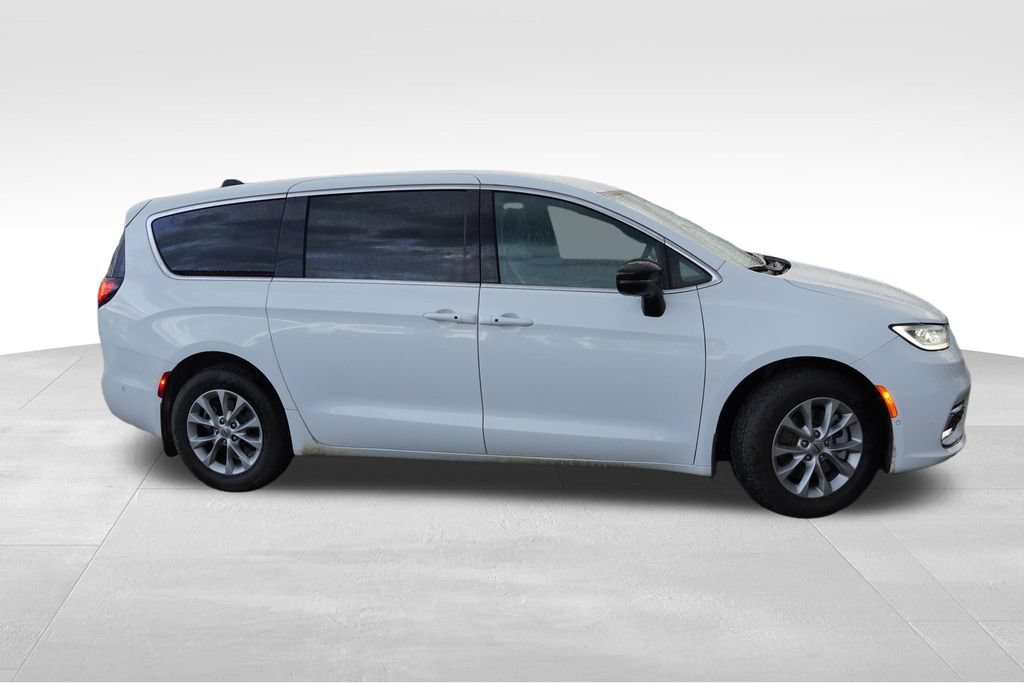 Used 2025 Chrysler Pacifica Select w/ Uconnect Theater Family Group AWD/4WD image 2