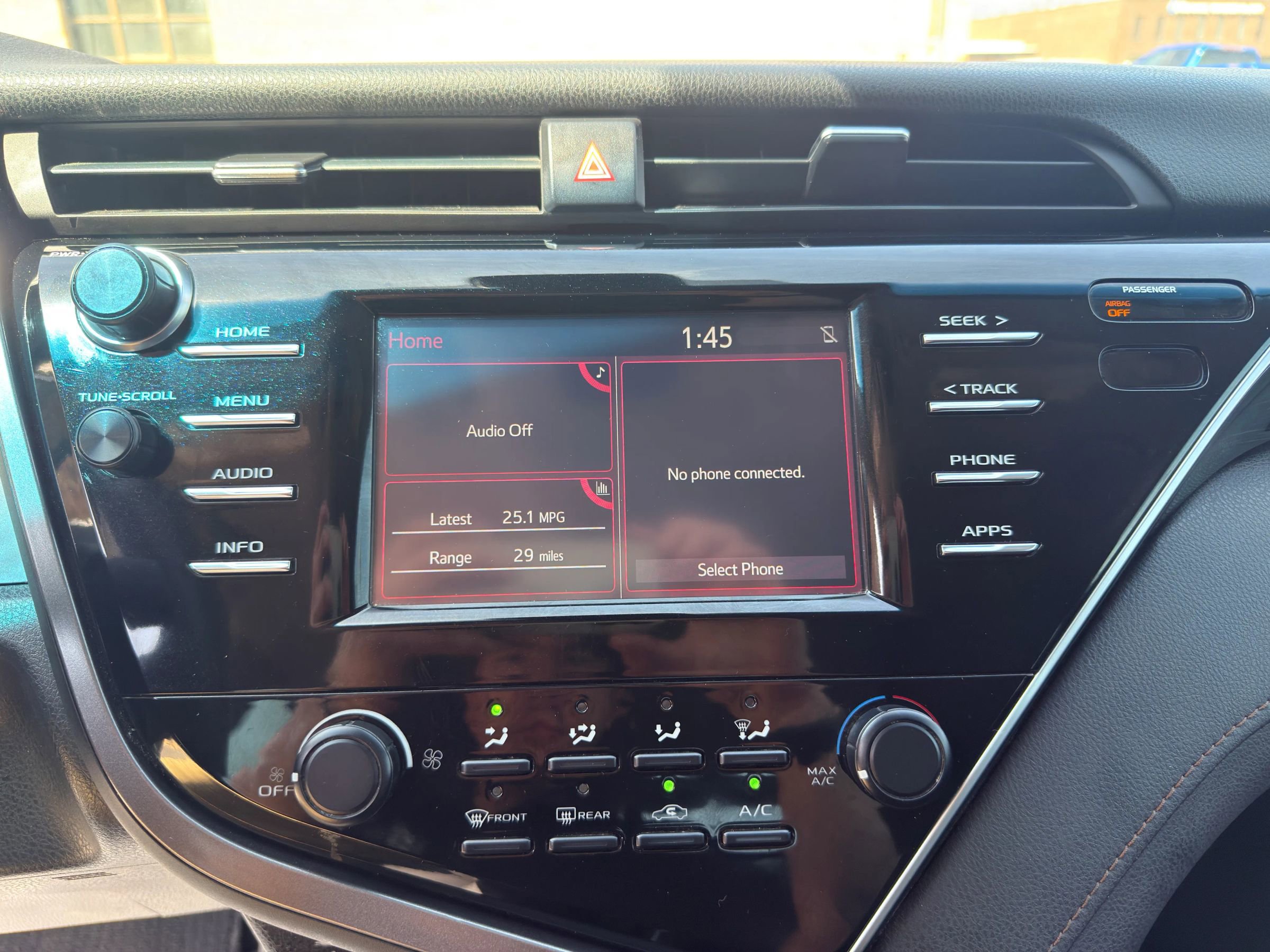 Used 2018 Toyota Camry LE image 9