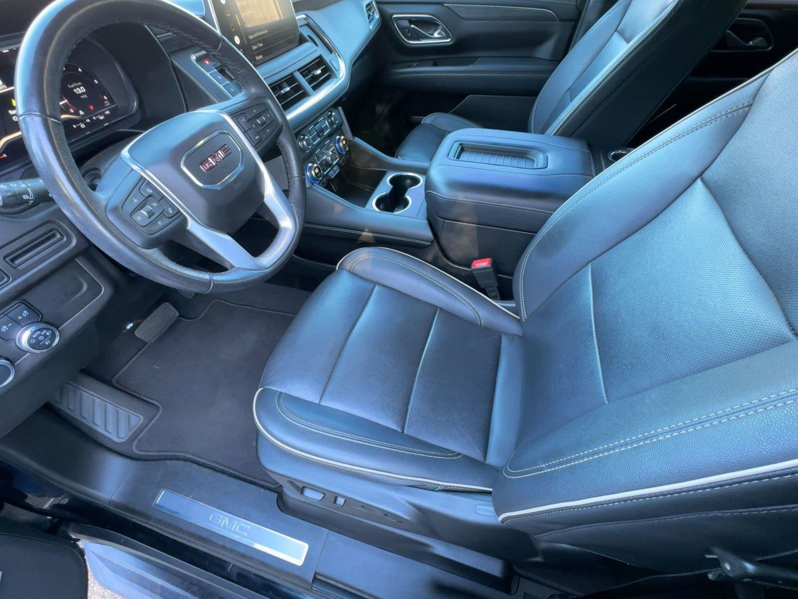 Used 2022 GMC Yukon SLT w/ SLT Premium Package image 4