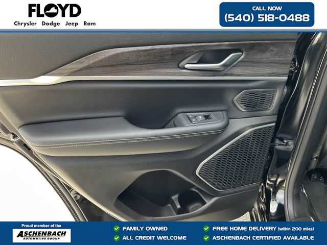 New 2025 Jeep Grand Cherokee Limited w/ Black Appearance Package image 22