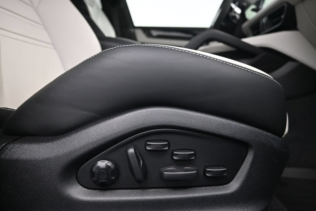 Certified 2024 Porsche Cayenne Turbo AWD/4WD image 15