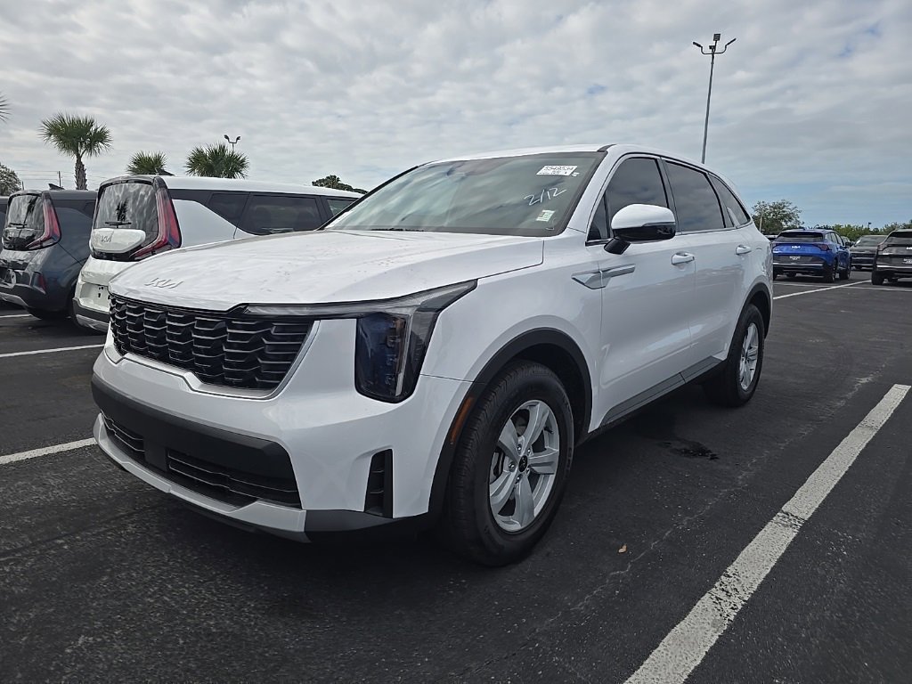 Certified 2025 Kia Sorento LX image 4