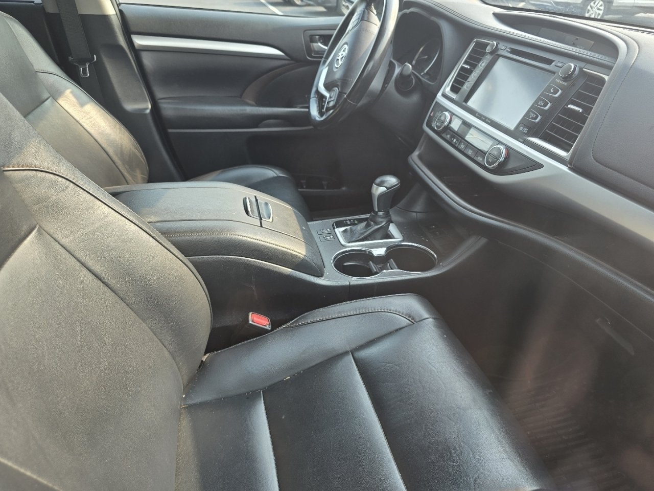 Used 2019 Toyota Highlander XLE FWD image 16