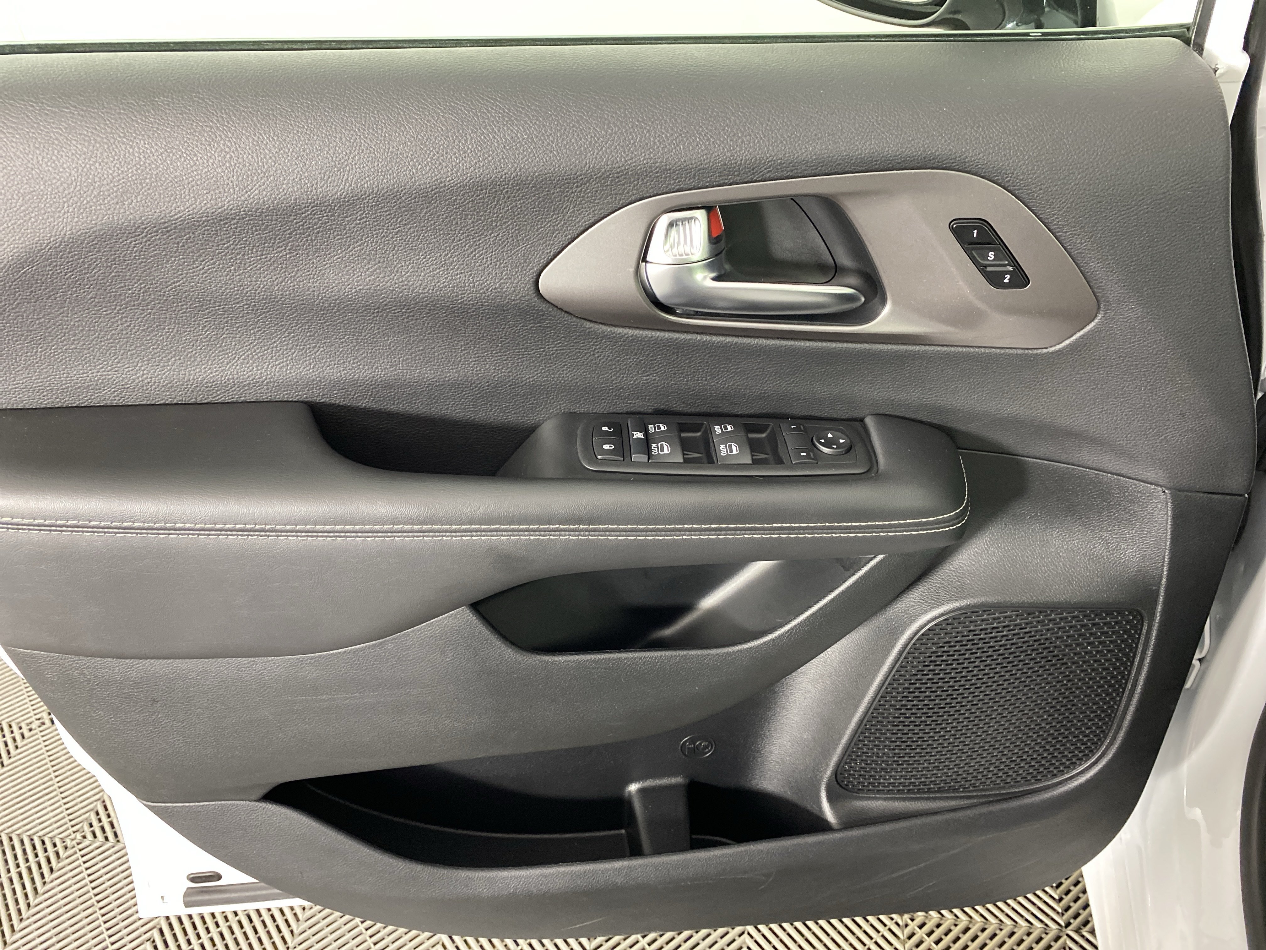 Used 2025 Chrysler Pacifica Select FWD image 13