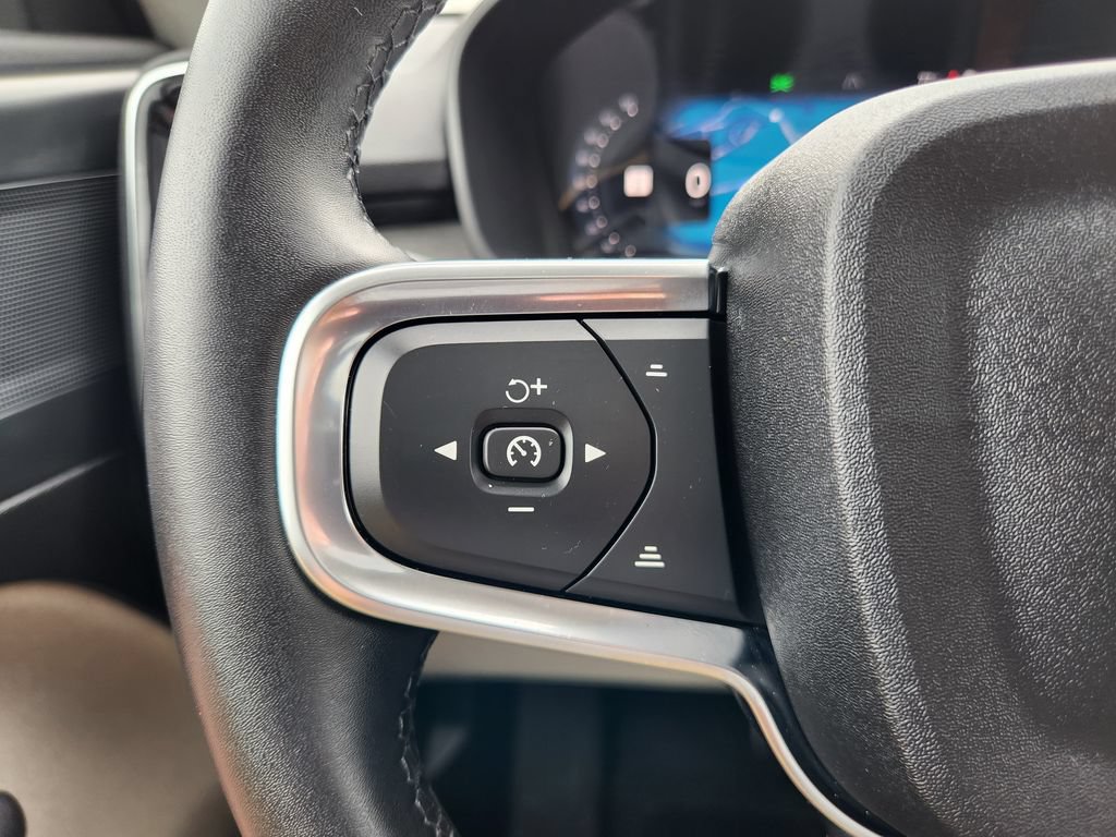 Certified 2025 Volvo XC40 B5 Plus AWD/4WD image 33