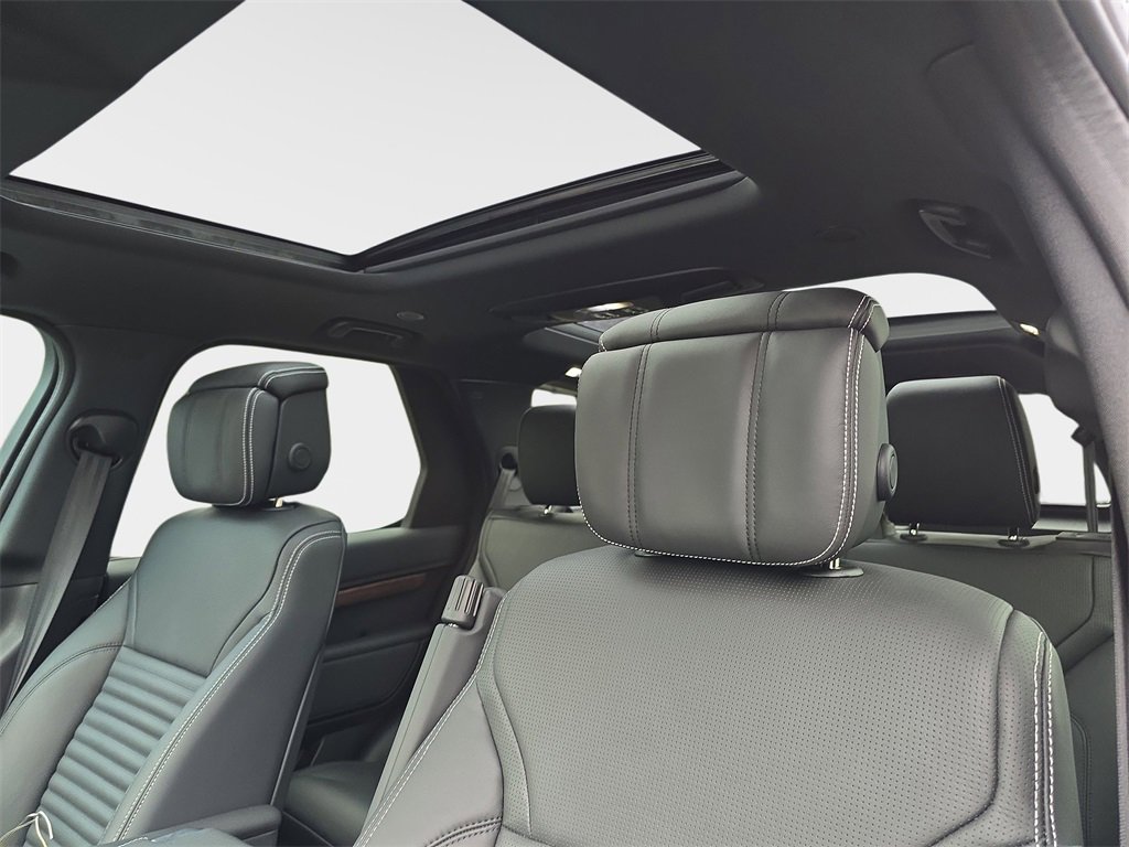 New 2025 Land Rover Discovery Dynamic SE image 32