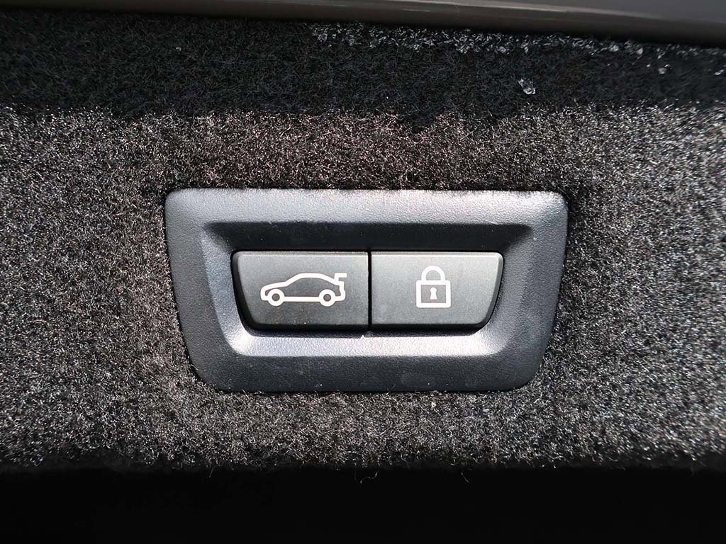 Used 2022 BMW 740i w/ M Sport Package image 21