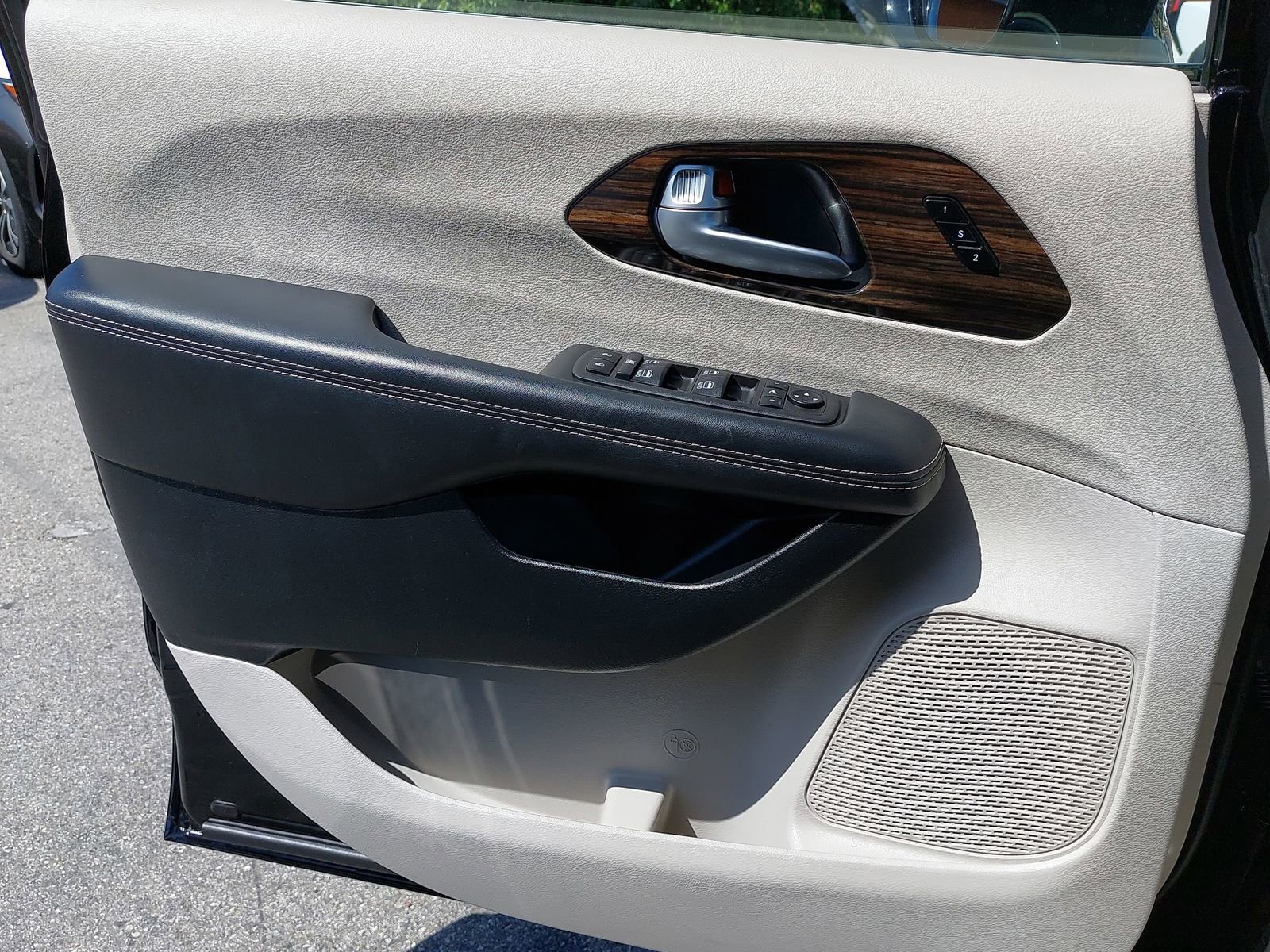 Used 2024 Chrysler Pacifica Limited FWD image 28