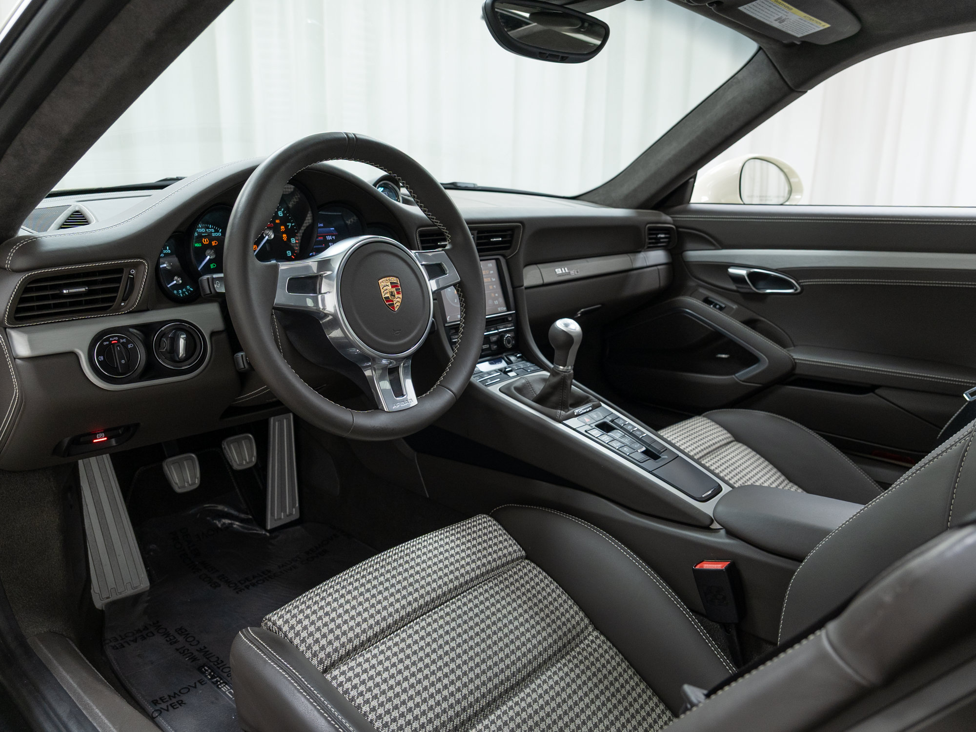 Certified 2014 Porsche 911 50th Anniversary Edition RWD image 20