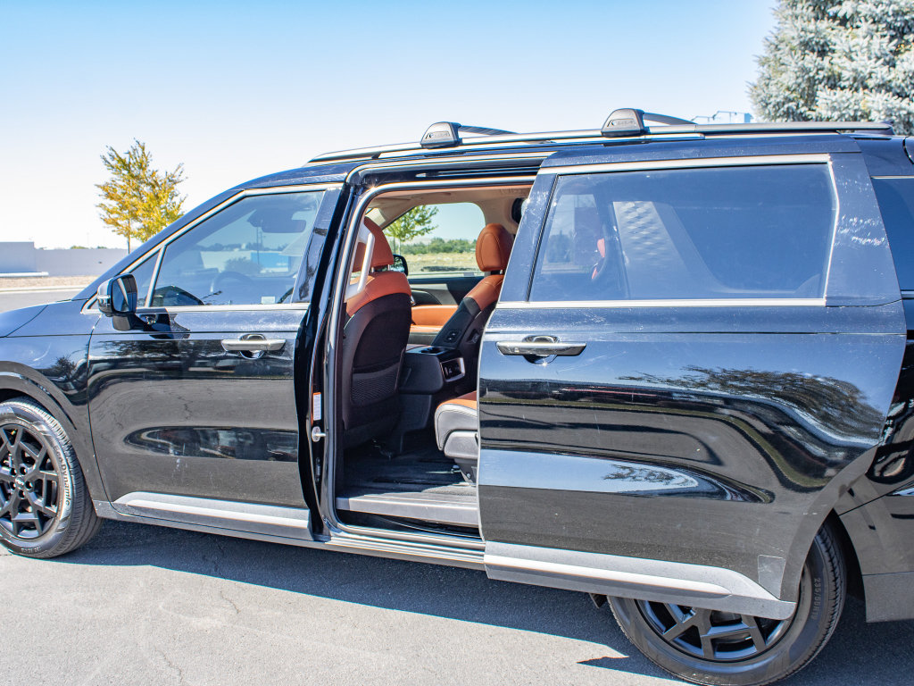 Used 2025 Kia Carnival SX w/ SX Dark Edition Package FWD image 13