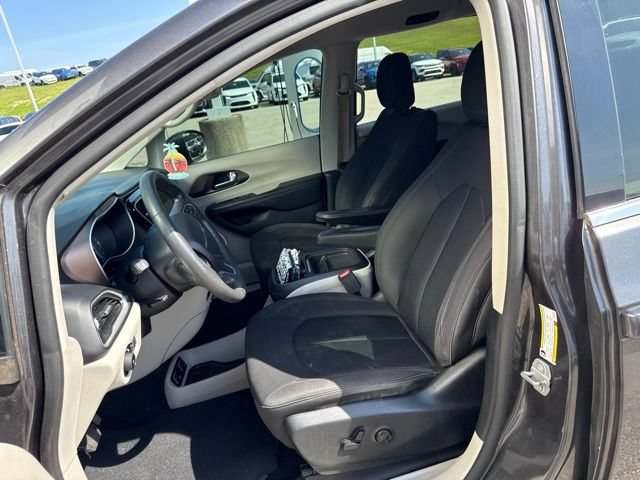 Used 2019 Chrysler Pacifica Touring Plus w/ Tire & Wheel Group FWD image 7