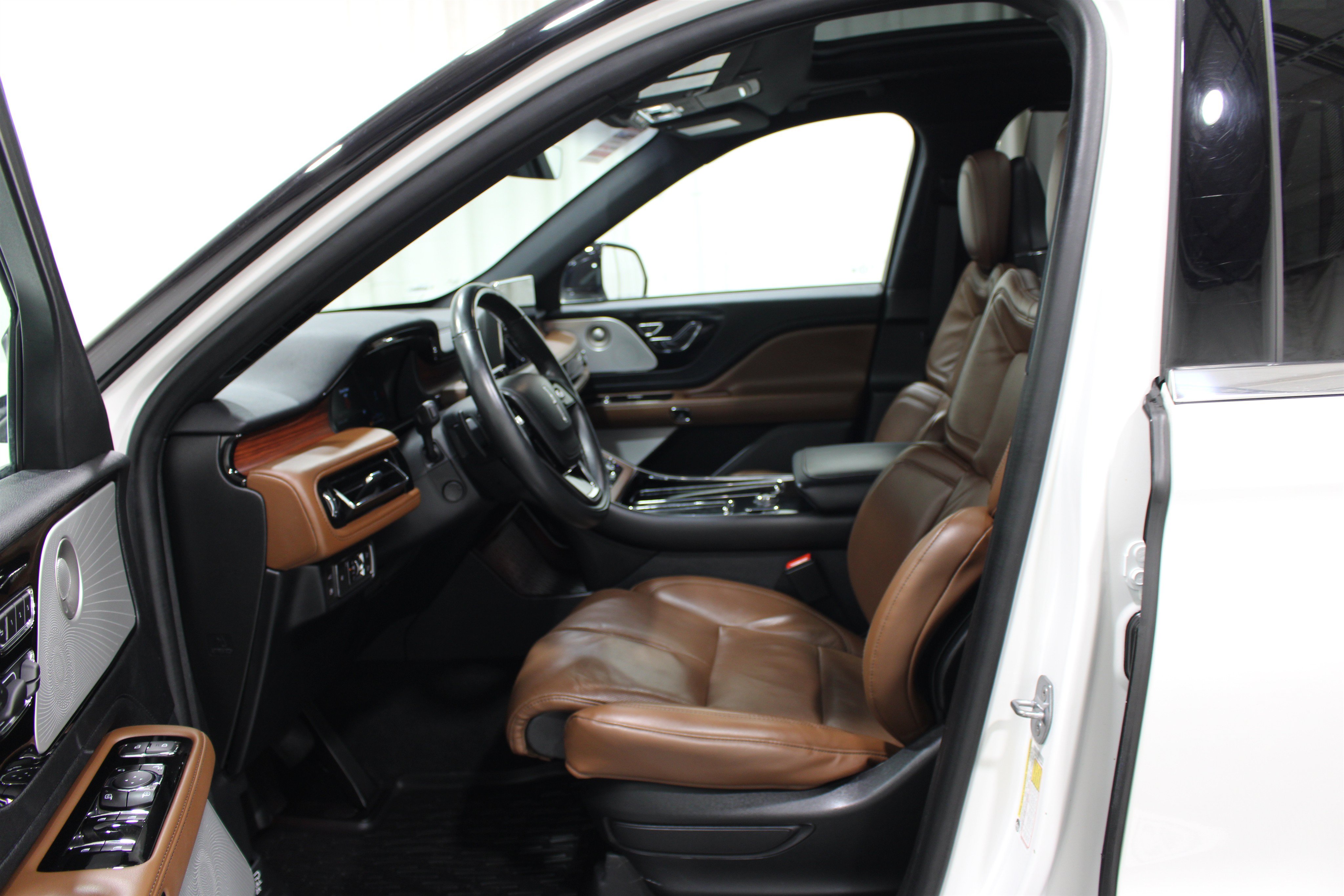Certified 2023 Lincoln Aviator Grand Touring w/ Equipment Group 301A AWD/4WD image 3