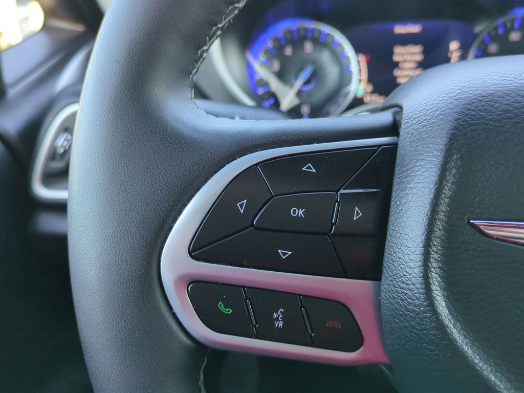 Used 2025 Chrysler Pacifica Select image 26